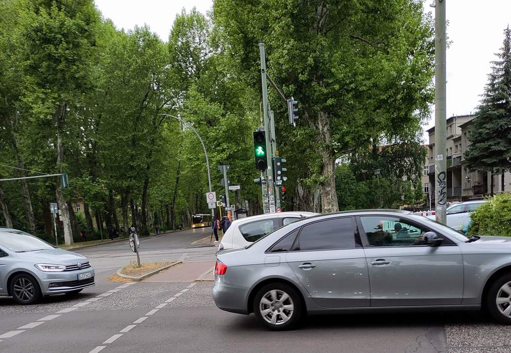Autos blockieren Fu&szlig;&uuml;berweg